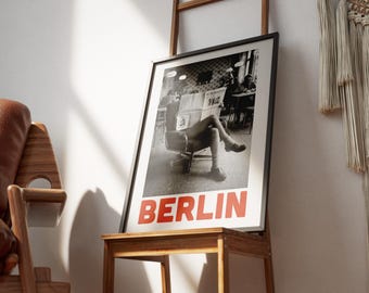 Póster de Berlín TAZ, arte de pared de los años setenta: impresión artística de estilo vintage • Mujer leyendo Taz en un café • Arte del muro de Berlín • Póster retro para decoración de sala de estar