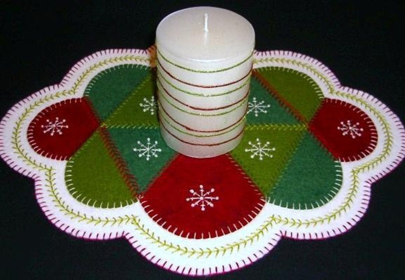 Christmas Winter Snowflakes Penny Rug Candle Mat/Wool Applique PATTERN Holiday Red Green Needlecraft Primitive image 2