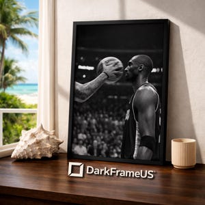 Digitalt tryck av Kobe Bryant | Svartvitt porträtt | Mamba Mentality 4K-väggkonst