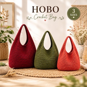 Puede incluir: Tres bolsos hobo de ganchillo de diferentes tamaños, en colores rojo oscuro, verde oliva y naranja brillante. Cada bolso cuenta con un asa integrada única y un patrón texturizado cosido a mano. El texto "HOBO Crochet Bag" y "3 SIZES" es visible.