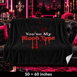 「あなたは私の血液型」ブランケット、黒のゴシックヴァンパイアスロー、50x60cmベルベット製ハロウィンブランケット、ホラー好きへのギフト