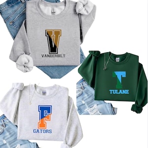 Sudadera universitaria con cuello redondo y letras grandes (hombros descubiertos opcionales)