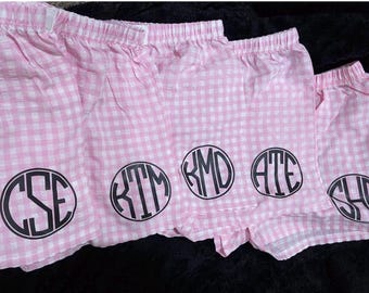 Pantalones de pijama tipo bóxer de cuadros vichy personalizados: Monograma o logotipo universitario a lo largo de la pierna.