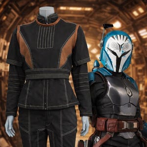Puede incluir: Se muestran dos disfraces. Uno es un atuendo negro con detalles marrones y costuras blancas. El otro es una armadura mandaloriana azul y plateada con casco, cintur&oacute;n marr&oacute;n y funda. Ambos est&aacute;n sobre maniqu&iacute;es.