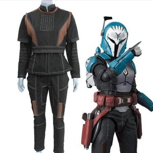 Puede incluir: Dos disfraces: uno negro con detalles marrones, el otro una armadura mandaloriana azul y gris. El disfraz negro incluye una chaqueta, pantalones y un cintur&oacute;n. La armadura mandaloriana presenta un casco, peto y cintur&oacute;n utilitario con bolsas rojas.