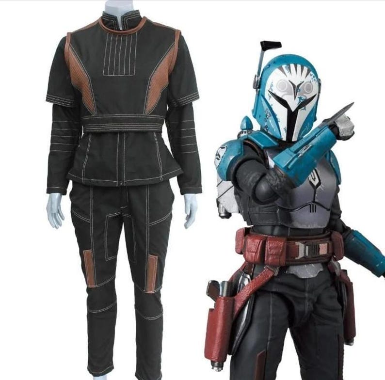 Puede incluir: Dos disfraces: uno negro con detalles marrones, el otro una armadura mandaloriana azul y gris. El disfraz negro incluye una chaqueta, pantalones y un cintur&oacute;n. La armadura mandaloriana presenta un casco, peto y cintur&oacute;n utilitario con bolsas rojas.
