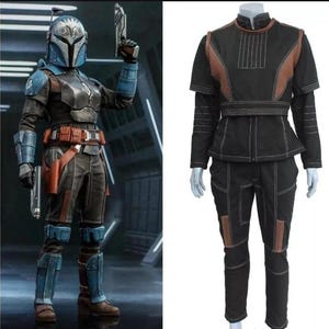 Puede incluir: La imagen muestra dos trajes. El primero es un traje de cuerpo completo con casco, con detalles en azul, gris y marr&oacute;n. El segundo es un atuendo negro con detalles marrones en los hombros y costuras blancas, que incluye chaqueta y pantal&oacute;n, en un maniqu&iacute;.