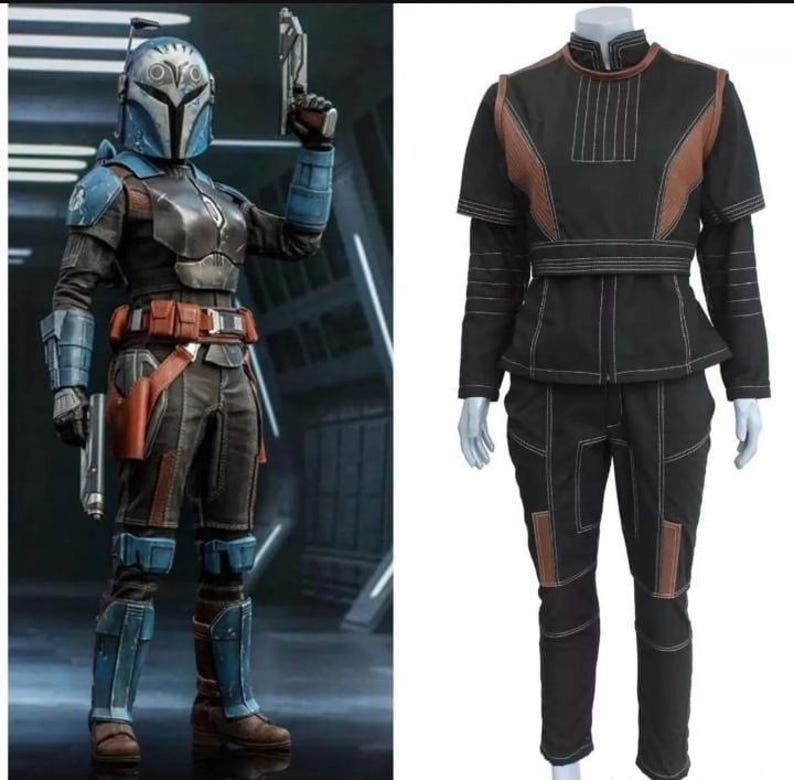 Puede incluir: La imagen muestra dos trajes. El primero es un traje de cuerpo completo con casco, con detalles en azul, gris y marr&oacute;n. El segundo es un atuendo negro con detalles marrones en los hombros y costuras blancas, que incluye chaqueta y pantal&oacute;n, en un maniqu&iacute;.