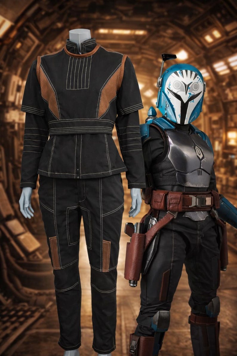 Puede incluir: Se muestran dos disfraces. Uno es un atuendo negro con detalles marrones y costuras blancas. El otro es una armadura mandaloriana azul y plateada con casco, cintur&oacute;n marr&oacute;n y funda. Ambos est&aacute;n sobre maniqu&iacute;es.