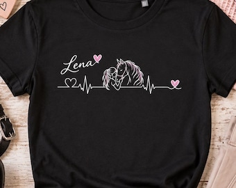 Personalized equestrian t-shirt for girls with name – Gift for horse-loving girls – Riding and horse gift – Heartbeat Shirt