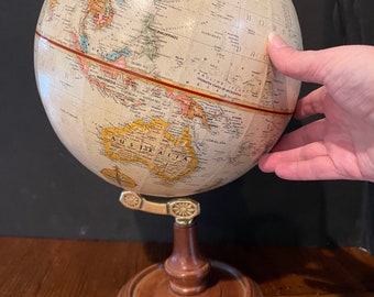 Petit représentant de bureau de 9 po. Dessus de bureau en bois en laiton vintage Globe, topique