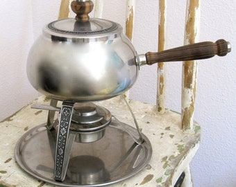 Silver look fondue pot with design
