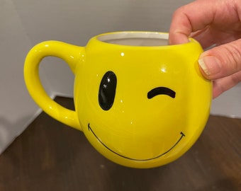 vintage yellow smiley face mug by pier one  pottery winky
