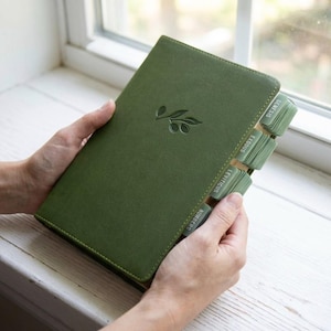 Biblia de cuero grabada para él, Biblia CSB personalizada para hombres, Biblia con nombre personalizado, regalo cristiano para él con pestañas, regalo de fe para recién casados