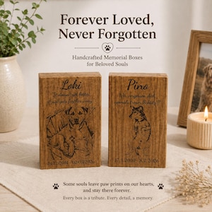 Puede incluir: Dos cajas conmemorativas rectangulares de madera con retratos de mascotas grabados y texto. La caja izquierda muestra el nombre Loki con fechas y una ilustraci&oacute;n de perro. La caja derecha muestra el nombre Pino con fechas y una ilustraci&oacute;n.