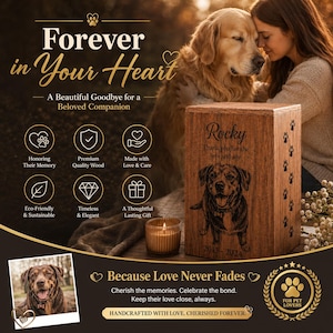 Puede incluir: Una urna rectangular de madera para mascotas con el retrato grabado de un perro, el nombre Rocky y las fechas 2013-2024. El panel lateral muestra una fila vertical de huellas. La urna se acompa&ntilde;a de un peque&ntilde;o portavelas de cristal con una vela.