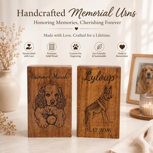 Puede incluir: Dos urnas funerarias rectangulares de madera con retratos de mascotas grabados con l&aacute;ser. La urna izquierda muestra un spaniel con una pelota y el nombre Summer Marsh. La derecha muestra un pastor alem&aacute;n con el nombre Lyloup y la fecha 05.12.2016.