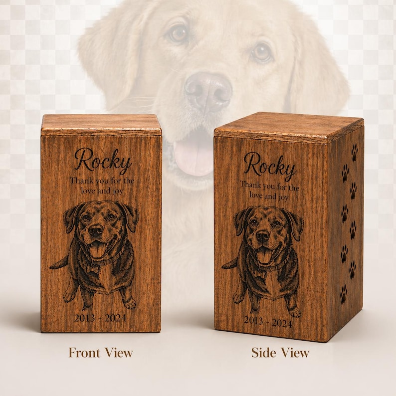 Puede incluir: Dos urnas rectangulares de madera para mascotas con un retrato grabado a l&aacute;ser de un perro, el nombre Rocky, la frase Thank you for the love and joy y los a&ntilde;os 2013-2024. La vista lateral muestra una columna de huellas grabadas.