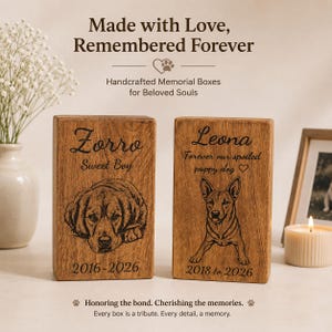 Puede incluir: Dos cajas conmemorativas rectangulares de madera con retratos de perros grabados con l&aacute;ser. La caja izquierda tiene grabados Zorro, Sweet Boy y 2016-2026. La caja derecha tiene grabados Leona, Forever our spoiled puppy dog y 2018 to 2026.