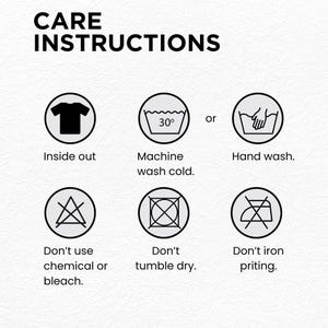Pu&ograve; includere: Grafica con istruzioni per la cura del capo, icone e testo neri. Le istruzioni includono: lavare al rovescio, lavare in lavatrice a freddo a 30 gradi o a mano, non usare prodotti chimici o candeggina, non asciugare in asciugatrice e non stirare.