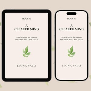 Könnte beinhalten: Ein Tablet und ein Smartphone zeigen das Cover eines Buches mit dem Titel "A Clearer Mind". Das Cover enthält den Text "Book 15", den Titel und den Namen des Autors, Leona Valli. Der Untertitel lautet "Simple Tools for Mental Declutter and Calm Focus."