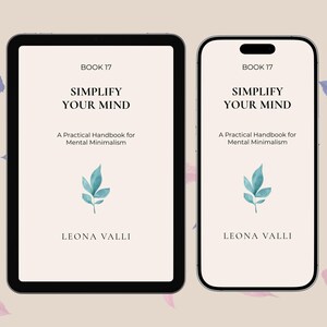 Puede incluir: Ilustración digital de una tableta y un teléfono inteligente que muestra una portada de libro. La portada dice "BOOK 17 SIMPLIFY YOUR MIND" con el nombre del autor, Leona Valli, y un diseño de hojas turquesas. El libro está subtitulado "A Practical Handbook for Mental Minimalism."