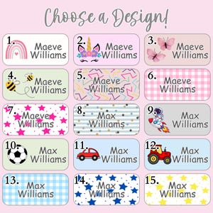 Può includere: Una selezione di etichette nominative personalizzate con vari disegni. Le etichette presentano nomi come Maeve Williams e Max Williams, insieme a illustrazioni di arcobaleni, unicorni, farfalle, api e altro. Il testo "Choose a Design!" è in alto.