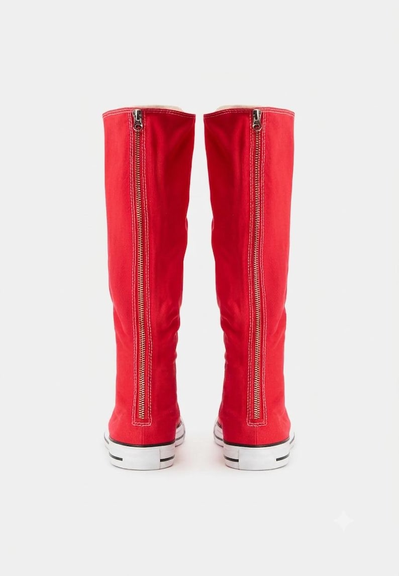 Puede incluir: Un par de botas altas de lona roja con una cremallera met&aacute;lica vertical de arriba a abajo en la parte posterior de cada ca&ntilde;a. Las botas tienen una suela de goma blanca con una fina raya negra y un dise&ntilde;o de puntera redondeada.