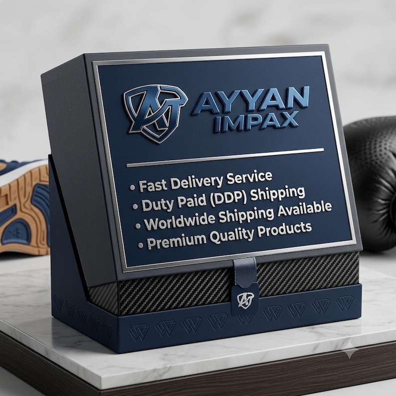 Puede incluir: Una caja de presentaci&oacute;n rectangular de color azul oscuro con el logotipo y el texto AYYAN IMPAX. El panel frontal enumera Fast Delivery Service, Duty Paid (DDP) Shipping, Worldwide Shipping Available y Premium Quality Products. La base tiene textura de carbono.