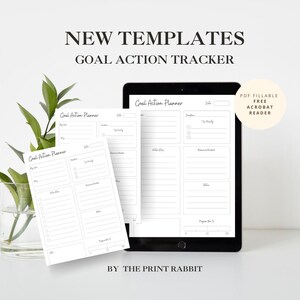 Può includere: Un tablet digitale e due pianificatori cartacei dal design minimalista. Il testo "NEW TEMPLATES GOAL ACTION TRACKER" è in alto. I pianificatori cartacei e il tablet mostrano un layout "Goal Action Planner" con sezioni per obiettivi, passaggi e progressi.