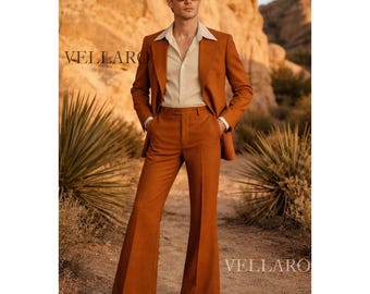Puede incluir: Un traje color óxido con blazer, camisa abotonada y pantalones acampanados. El traje tiene un estilo retro, con una solapa ancha en la americana. La imagen incluye el texto "VELLARO" en las esquinas superior derecha e izquierda, e inferior derecha.