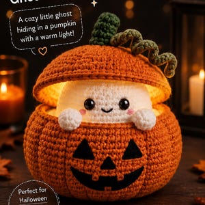 Op de afbeelding: Een gehaakte oranje pompoen met een groene steel en een zwart jack-o'-lantern gezicht. Een wit spookje met zwarte ogen en roze wangen kijkt uit de pompoen, die verlicht wordt door een warm licht. Het is 14 cm hoog.