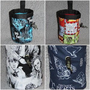 Pode incluir: Três estilos diferentes de sacos de cordão com vários desenhos. O primeiro saco é azul com um desenho do Harry Potter. O segundo saco é vermelho, branco e verde com um desenho de patchwork. O terceiro saco é azul com um desenho de Animais Fantásticos.