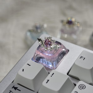 Puede incluir: Un letrero de madera rústica con la frase "Welcome to our home" en letras blancas. El letrero presenta un acabado envejecido y un diseño sencillo y acogedor, perfecto para un porche o entrada.