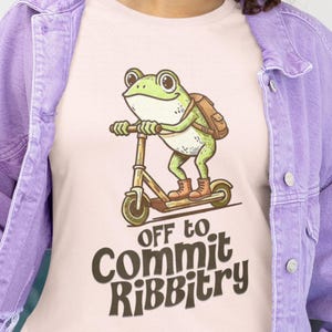 Maglietta con la rana sullo scooter che si lancia verso il crimine