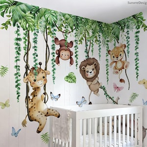 Puede incluir: Un conjunto de calcomanías de pared con temática de jungla que presenta una jirafa, un león, un mono y un cachorro de león. El diseño incluye enredaderas verdes, hojas y mariposas, creando un ambiente lúdico para guarderías o salas de juegos. Los animales están representados en estilo de dibujos animados.