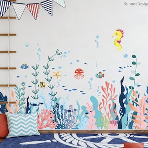 Pode incluir: Um autocolante de parede colorido com uma cena subaquática com várias criaturas marinhas e plantas. O design inclui peixes, um cavalo-marinho, medusas e corais em tons de azul, rosa e verde. Ideal para o quarto de uma criança.