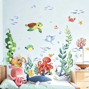 Può includere: Un set di adesivi murali a tema sottomarino con una tartaruga marina verde, un polpo rosso, una razza blu, un pesce palla giallo, un granchio rosso, una stella marina gialla, alghe verdi, un'ancora blu e vari pesciolini e bolle su sfondo azzurro.