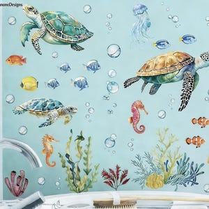 Può includere: Illustrazione ad acquerello di una scena sottomarina con tartarughe marine, pesci, cavallucci marini e coralli su sfondo azzurro. Bolle fluttuano nella scena. Il testo "SunoneDesigns" è visibile in alto a sinistra.