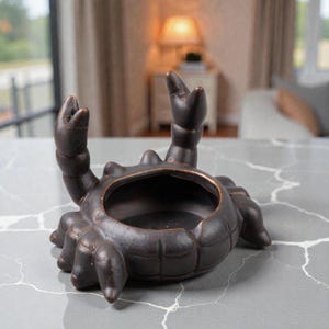 Puede incluir: Un juego de tres tazas de cerámica con un acabado mate moteado. Las tazas son de color crema, gris claro y gris oscuro. Cada taza tiene un diseño simple y minimalista.