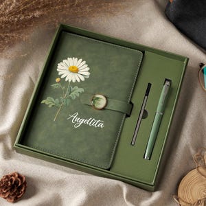 Gepersonaliseerd notitieboek met bloemenmotief en pennenset, gepersonaliseerd leren notitieboek met naam, geschenkverpakking met schrijfwaren, cadeau voor de start van het schooljaar, verjaardagscadeau voor haar