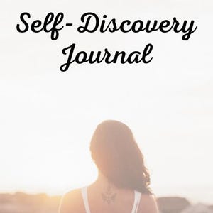 Könnte beinhalten: Das Bild zeigt den Text "Self-Discovery Journal" in einer Schreibschrift. Eine Person mit dunklem Haar ist von hinten zu sehen, mit einem Tattoo auf dem oberen Rücken. Der Hintergrund ist eine helle, sonnige Szene.