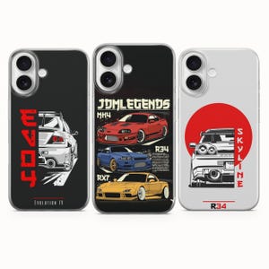 Puede incluir: Tres fundas para teléfono con diseños de coches. La primera funda es negra con un gráfico de coche blanco y la palabra "EVO IV" en rojo. La segunda funda es negra con "JDM LEGENDS" y tres ilustraciones de coches. La tercera funda es blanca con un sol rojo y un gráfico de coche.