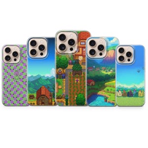 Può includere: Cinque custodie per telefono con design colorati. Le custodie presentano varie scene paesaggistiche, tra cui una fattoria, montagne e un campo con colture. Una custodia ha un motivo ripetuto di forme viola e verdi. Le custodie sono progettate per un telefono.