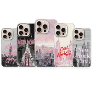 Può includere: Cinque custodie per telefono con design di New York City. Le custodie mostrano monumenti e paesaggi urbani in rosa, grigio e nero. Il testo include "New York City" e "Catch me in New York".