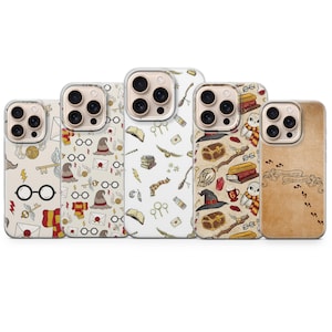 Puede incluir: Cinco fundas para teléfono con varios diseños. Los diseños incluyen gafas, un sombrero de mago, una bufanda, una escoba y un cofre del tesoro. Las fundas son en tonos crema, marrón y blanco, con detalles en negro y rojo. Las fundas son para un teléfono.