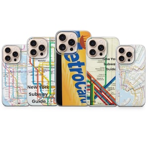 Può includere: Una collezione di cinque custodie per telefono con disegni della mappa della metropolitana di New York City. Le custodie presentano linee colorate che rappresentano i percorsi della metropolitana, con testo tra cui "New York Subway Guide" e nomi delle stazioni. Le custodie sono progettate per uno smartphone.