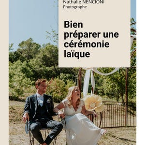 Peut inclure: Photographie de mariage avec un couple souriant assis à l'extérieur. La mariée porte une robe blanche, et le marié est en costume sombre. Le texte sur l'image dit "Bien préparer une cérémonie laïque" et "Nathalie Nencioni Photographe."