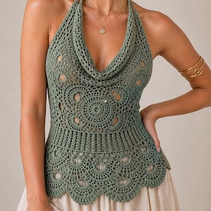 Puede incluir: Top halter verde salvia con diseño de ganchillo. El top presenta un cuello de cisne y un dobladillo festoneado. El patrón de ganchillo incluye detalles circulares y calados. El top está hecho de un material suave y transpirable.