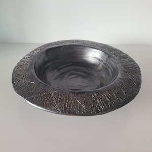 Ciotola in ceramica fatta a mano con bordo largo, centrotavola in ceramica nera in stile brutalista, piatto rustico in gres con intagli geometrici, regalo artistico Wabi Sabi